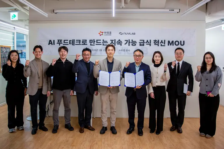 15일 누비랩 본사에서 진행된 ‘지속가능한 급식 운영 모델 개발’ 업무협약식에서 양정익 아워홈&nbsp;사업부장(왼쪽 여섯 번째)과 김대훈 누비랩 대표이사(왼쪽 다섯 번째)가 관계자들과 함께&nbsp;기념사진을 촬영하고 있다. (사진=아워홈)