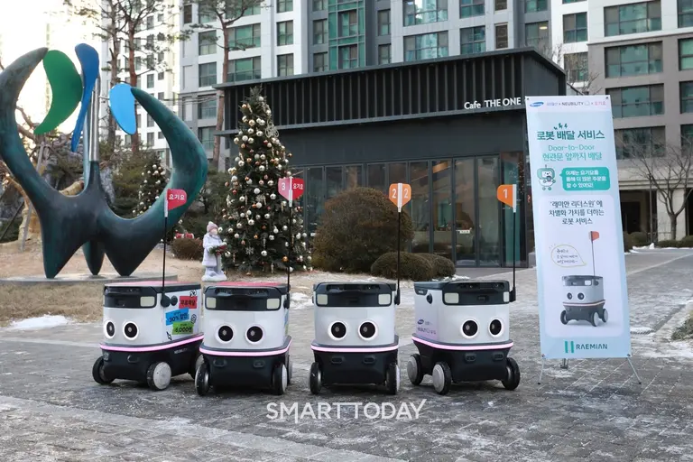 래미안 리더스원에 도입된 음식배달로봇 (사진제공=삼성물산)