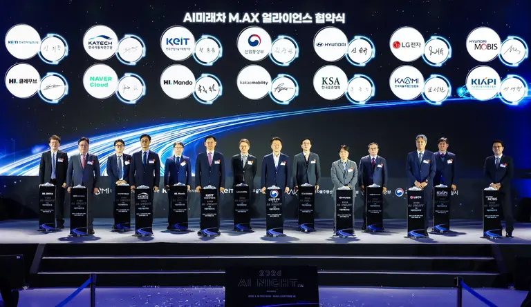 류긍선&nbsp;카카오모빌리티 대표(왼쪽에서&nbsp;일곱&nbsp;번째)가 15일 서울 동대문구 동대문디자인플라자에서 AI&nbsp;미래차&nbsp;M.AX&nbsp;얼라이언스&nbsp;협약식을 하고 있다. 카카오모빌리티 제공