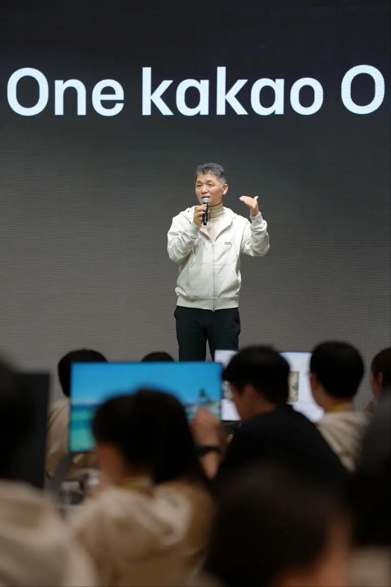 김범수 미래이니셔티브 센터장이 15일 신입 크루 교육 현장을 찾아 인사말을 하고 있다. 카카오 제공