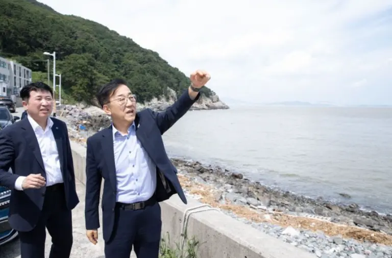 김윤덕 국토교통부 장관이 지난해 8월 가덕도신공항 부지를 둘러보고 있다. 출처=국토부