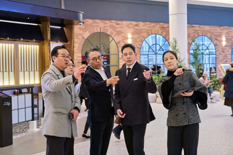 정용진 신세계그룹 회장이 지난 16일 경기 파주시 스타필드 빌리지 운정을 찾아 책과 커뮤니티 공간이 어우러진 