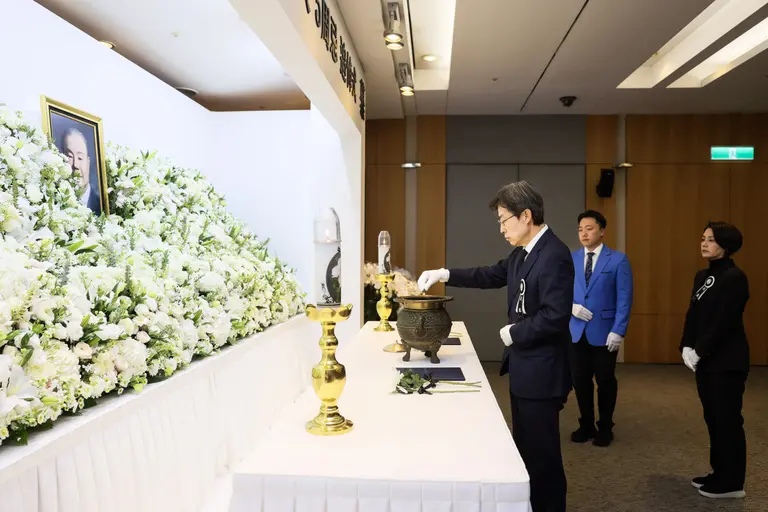 故 김상하 명예회장 5주기 추도식에서 장남 김원 부회장이 헌화하고 있다. (사진=삼양그룹)