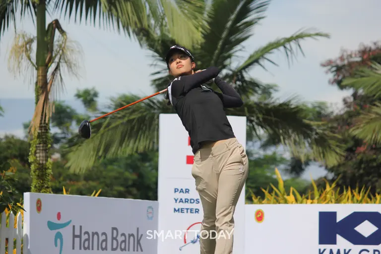 짜라위 분짠 선수가 2025년 인도네시아 여자오픈 대회에서 티샷을 하고 있다. (사진제공=AGLF)