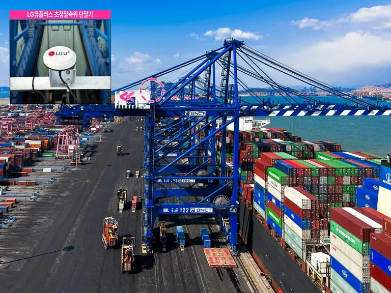 부산신항 5부두 항만 크레인에 설치된 초정밀측위(RTK) 단말기. LG유플러스 제공