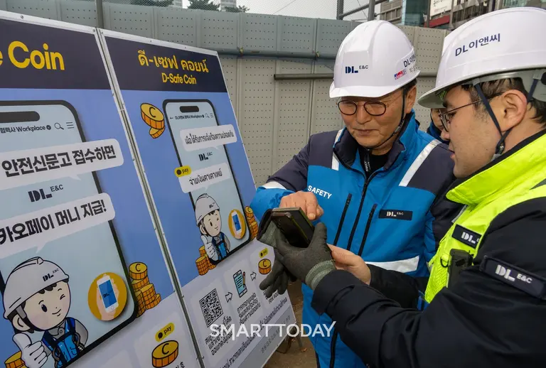 영동대로 지하공간 복합개발 1공구 건설 현장에서 박상신 DL이앤씨 대표(왼쪽)가 QR코드를 통해 작업중지권을 활용하고 있다. (사진제공=DL이앤씨)