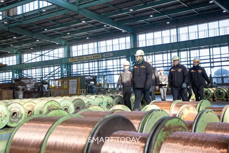 김대헌 호반그룹 기획총괄사장(왼쪽 두번째)이 지난 22일 충남 당진 대한전선 당진 케이블공장을 찾아 설비 운영 현황을 점검하며 생산 공정을 살펴보고 있다. (사진제공=호반그룹) 