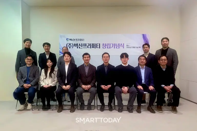 벽산프라퍼티 창립기념행사에서 김성식 (주)벽산 대표이사(앞줄 좌 4번째)와 황성철 대표이사(앞줄 좌 5번째) 가 임직원들과 함께 기념촬영을 하고 있다. (사진제공=벽산)