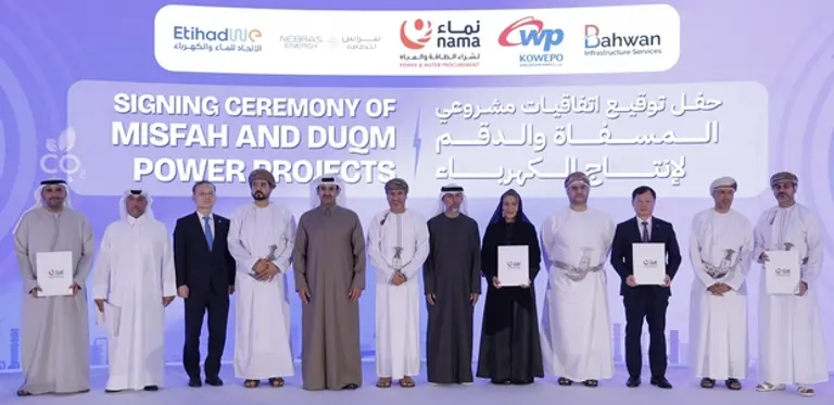 이정복(오른쪽 세 번째) 한국서부발전 사장이 22일 오만 세인트레지스호텔에서 오만수전력조달공사 주최로 열린 ‘오만 두큼 가스복합발전 사업 계약 서명식’에 참석해 기념 사진을 촬영하고 있다. (사진 제공=한국서부발전) 