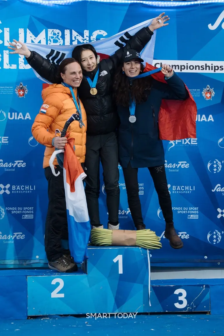 신운선 선수(가운데)가 ‘2026 사스페 아이스클라이밍 월드컵’에서 우승을 차지했다. (사진 출처=UIAA)