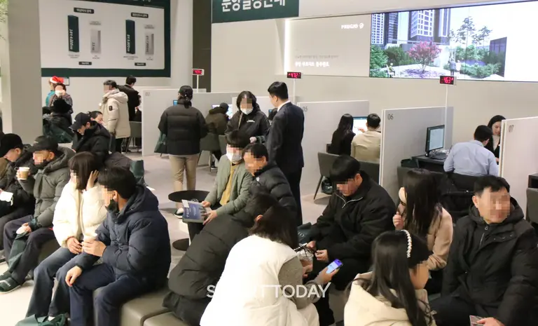 용인 푸르지오 클루센트 견본주택에서 상담을 기다리는 내방객들 (사진=용인신대피에프브이)