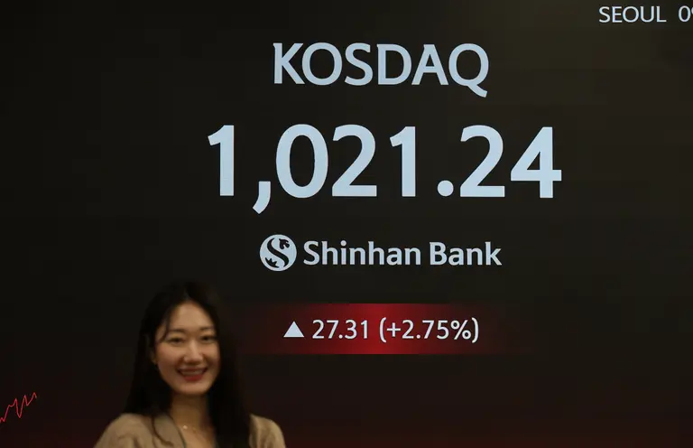 26일 코스닥 지수가 1000포인트를 넘어섰다. 신한은행 딜링룸 모습