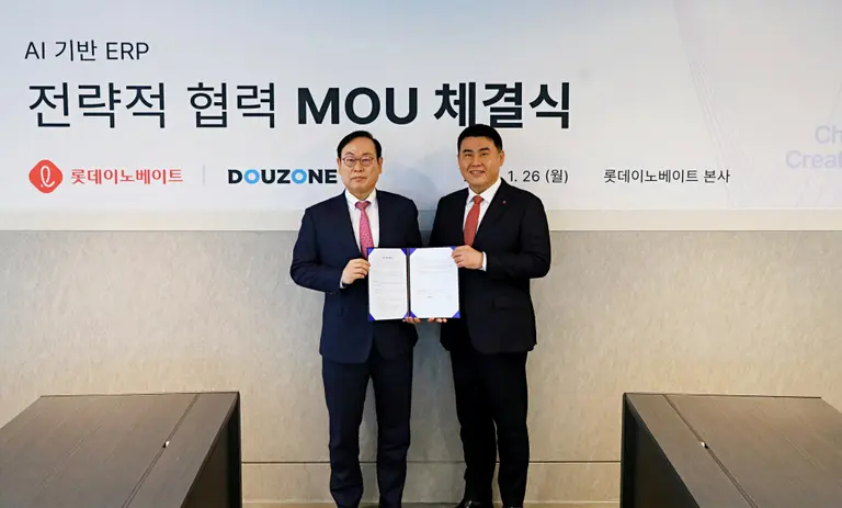 더존비즈온 이강수 부회장(왼쪽)과 롯데이노베이트 김경엽 대표가 26일 롯데이노베이트 본사에서 업무협약을 체결하고 기념촬영을 하고 있다. 