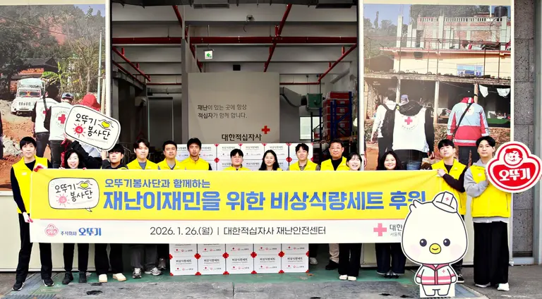 오뚜기봉사단이 적십자사 서울지사에서 비상식량세트 제작 후 기념촬영을 하고 있다. (사진=오뚜기)