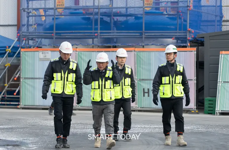 HDC현대산업개발이 ‘2026 안전·품질 경영 선포식’ 후 노사 합동 안전 점검을 진행했다. (사진 왼쪽부터 )양승철 CSO, 정경구 대표이사. (사진제공=HDC현대산업개발)