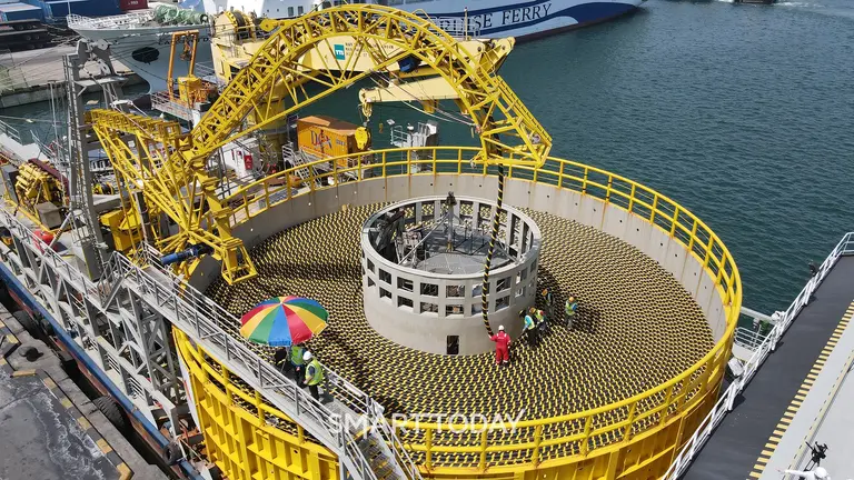 LS전선이 강원도 동해시 동해항에서 해저케이블을 선적하는 모습 (사진=LS전선)