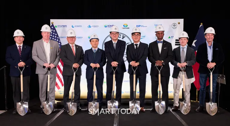 27일(현지시간) 미국 텍사스주 댈러스에서 열린 태양광 개발 프로젝트 ‘루시(LUCY)’ 착공식 행사 이후 현대건설 글로벌사업부 김경수 전무(왼쪽에서 다섯 번째), 한국중부발전 이영조 사장(왼쪽에서 네 번째), EIP자산운용 박희준 대표(오른쪽에서 네 번째) 등 팀 코리아 주요 관계자들이 기념사진을 촬영하고 있다.(사진제공=현대건설)