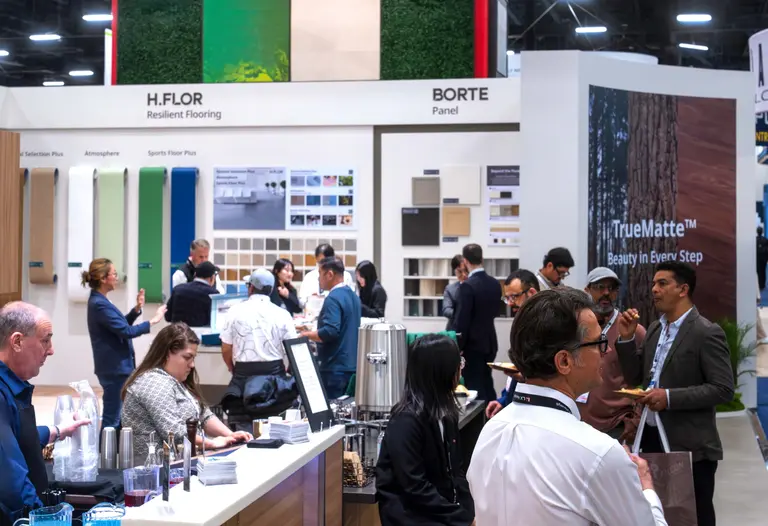 관람객으로 북적이는 ‘tise 2026’ LX하우시스 전시관 전경. LX하우시스 제공