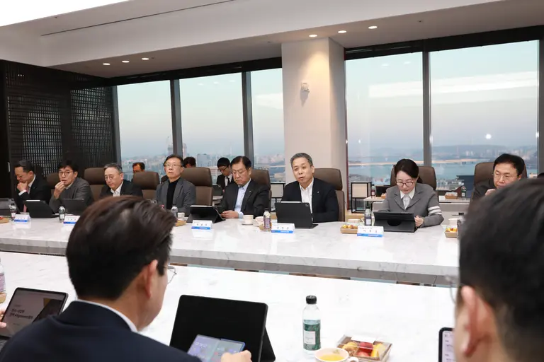 NH투자증권은 이달 27일부터 28일까지 이틀간 여의도 본사에서 전사적 경영 역량을 결집하기 위한 ‘전사 사업부 전략 회의’를 개최했다고 밝혔다. 이번 회의에는 윤병운 대표이사를 비롯해 WM, IB, 디지털, 운용, 홀세일 등 전 사업부 대표와 리스크관리, 경영전략 등 주요 지원 부문 본부장들이 전 일정 상시 배석했다.