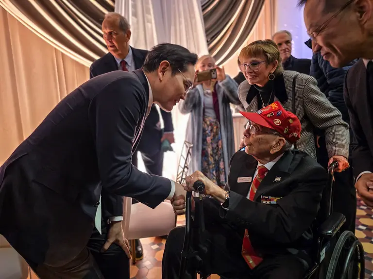 이재용 삼성전자 회장이 28일(현지시간) 미국 워싱턴 D.C. 스미스소니언 예술산업관에서 열린 갈라 디너에서 6·25전쟁 미국 참전용사를 만나 감사를 표하고 있다. 삼성 제공