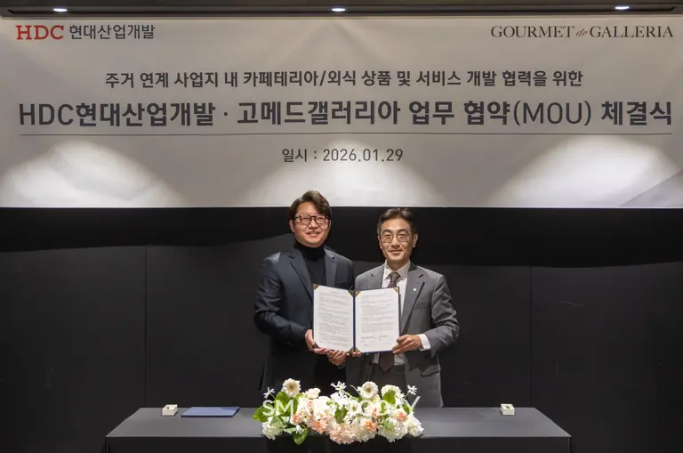 배치성 HDC현대산업개발 영업본부장과 차기팔 고메드갤러리아 대표이사가 29일 서울 코엑스 아셈볼룸에서 서울원 웰니스 레지던스에 F&B 서비스를 제공하기 위한 업무협약을 체결했다. (사진=HDC현대산업개발)