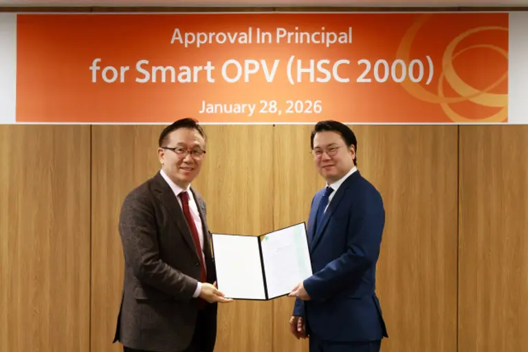 유문기 한화시스템 해양사업부장(오른쪽)이 28일 홍충식 로이드선급 극동아시아 전략기획 부사장으로부터 ‘스마트 다목적 전투함’ 개념설계 인증서를 받고 있다. 한화시스템 제공