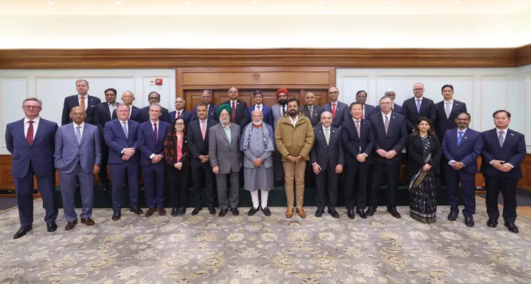 정기선 HD현대 회장(뒷줄 오른쪽 끝)이 28일(현지시간) 나렌드라 모디 인도 총리(앞줄 가운데) 초청으로 뉴델리의 총리 관저에서 진행된 ‘글로벌 에너지 리더 라운드테이블’ 행사에 참석해 기념 사진을 찍고 있다. 인도 총리실 홈페이지 발췌