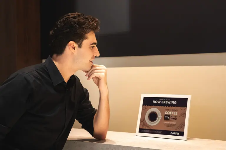 A4 종이 크기 수준의 13형 ‘삼성 컬러 이페이퍼’ 라이프스타일 이미지. 삼성전자 제공