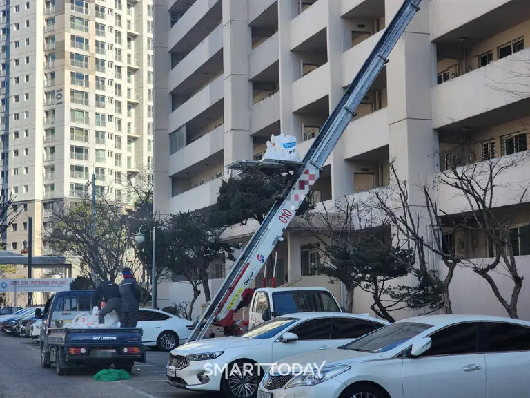 신반포19·25차 아파트 폐자재가 지게차로 옮겨지고 있다. 출처=김종현 기자