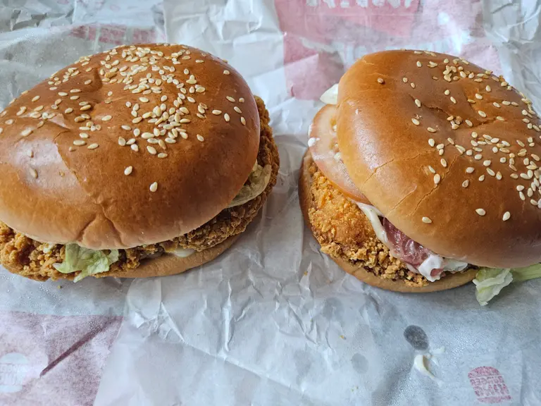 (왼쪽)더 크리스퍼, 더 크리스피 베이컨&치즈. (사진=황태규 기자)