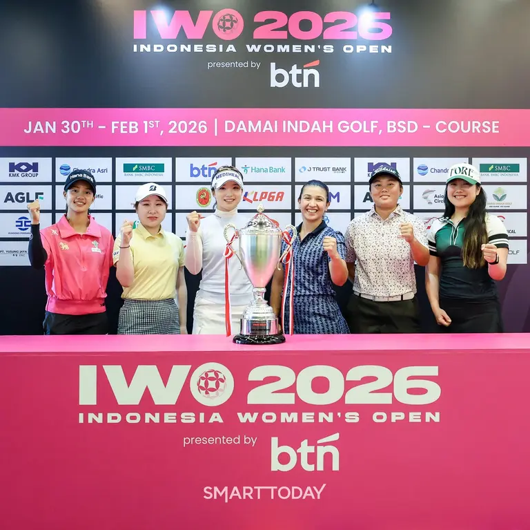 인도네시아 여자오픈 출전 선수들이 기자회견을 마치고 사진촬영을 하고 있다. (왼쪽부터) 짜라위 분짠(태국), 유나 아라키(일본), 정지효(대한민국), 탈리아 마틴(영국), 홀리 빅토리아 하림(인도네시아), 나타샤 운(말레이지아)