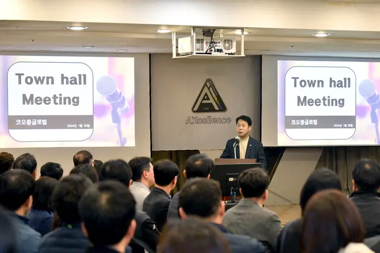 김영범 코오롱글로벌 사장이 타운홀 미팅에서 임직원들과 올해 실적 가이던스를 공유하고 결속력을 다졌다. (사진제공=코오롱글로벌)