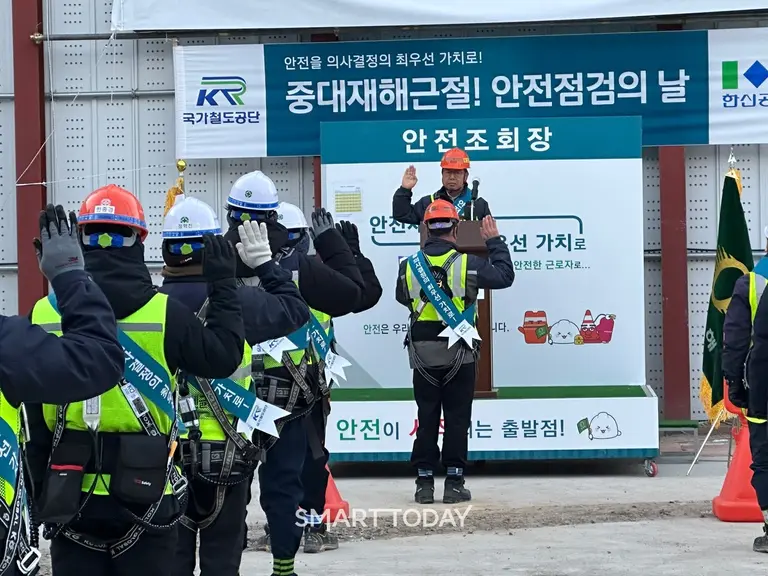 전재식 한신공영 대표이사가 GTX-B 제2공구 건설현장에서 열린 ‘안전의 날’ 행사에서 임직원들과 선서를 하고 있다. (사진제공=한신공영)