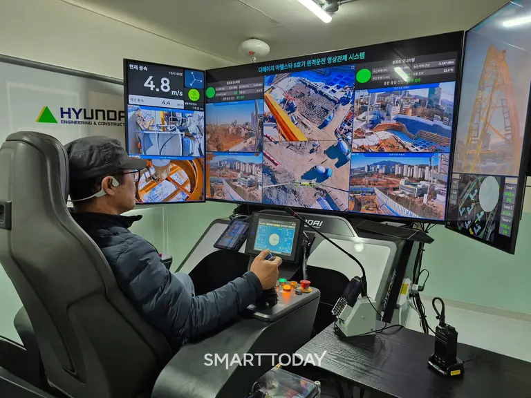 타워크레인 조종사가 지상 ‘원격 조종실’에서 타워크레인을 조종하고 있다.(사진제공=현대건설)