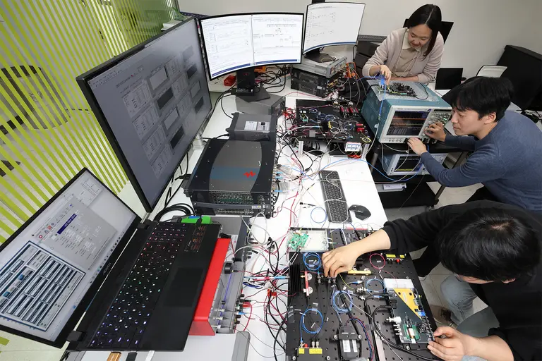 KT 직원들이 양자암호키 분배 장비를 사용하는 모습. KT 제공