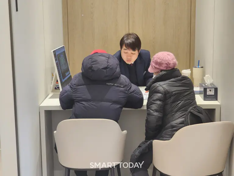 노부부가 견본주택 1층 안내창구에서 청약 관련 상담을 받고 있다. 출처=김종현 기자