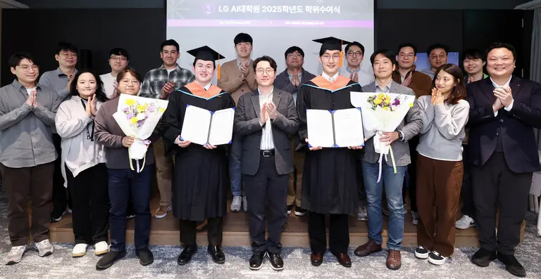 LG가&nbsp;3일&nbsp;서울&nbsp;마곡에&nbsp;위치한&nbsp;LG&nbsp;AI대학원에서&nbsp;사내&nbsp;과정&nbsp;마지막&nbsp;학위수여식을&nbsp;진행하고 있다. 앞줄 왼쪽에서 4번 째부터 신윤호 LG유플러스 선임, 임우형 LG AI연구원 공동연구원장, 나영탁 LG전자 책임연구원. LG 제공