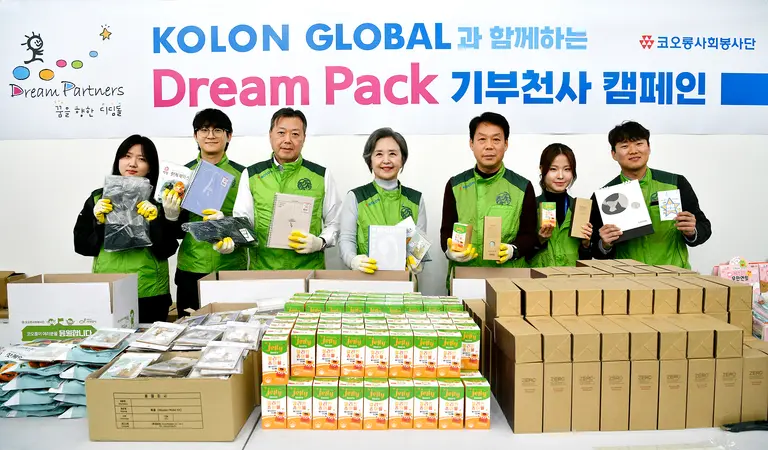  경기도 과천시 코오롱타워 본관에서 열린 ‘드림팩 기부천사 캠페인’ 현장에서 (사진 오른쪽 세번째부터 왼쪽으로) 김영범 코오롱글로벌 대표, 서창희 코오롱사회봉사단 총단장, 김현기 사회공헌사무국장 등 봉사단원들이 기념촬영을 하고 있다. (사진제공=코오롱)