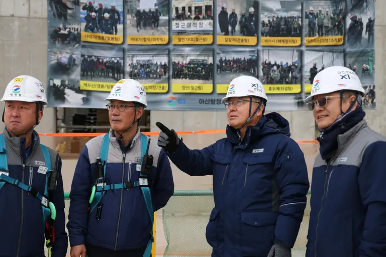 김태진 GS건설 최고안전전략책임자 사장(사진 오른쪽 2번째)이 5일 충남 아산 아파트 현장을 방문해 현장점검을 벌이고 있다. 출처=GS건설