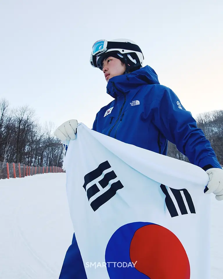 ‘휘슬러 GTX 스키 재킷 및 팬츠’를 착용한 대한민국 프리스타일 스키 국가대표 정대윤 선수 (사진제공=노스페이스)