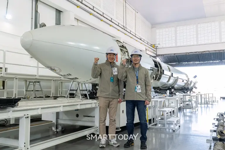 코오롱스페이스웍스 안상현 대표(왼쪽)가 작년 11월 브라질 알칸타라 우주센터를 찾아 이노스페이스 김수종 대표와 ‘한빛-나노’ 발사체 앞에서 기념사진을 촬영하고 있다. (사진제공=코오롱)