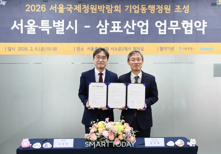 삼표산업과 서울시가 6일 서울시청 서소문2청사에서 ‘2026 서울국제정원박람회 기업동행정원 조성’을 위한 업무협약(MOU)을 체결했다. 유용재 삼표그룹 기업홍보실장과 김영환 서울시 정원도시국장이 기념촬영을 하는 모습. (사진 제공=삼표그룹)