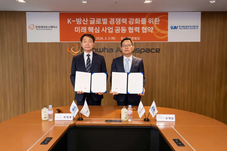 손재일 한화에어로스페이스 대표이사(오른쪽)와 차재병 한국항공우주산업 대표이사가 5일 ‘K-방산 글로벌경쟁력 강화를 위한 미래 핵심사업 공동 협력 협약’을 맺고 있다. 한화에어로스페이스 제공