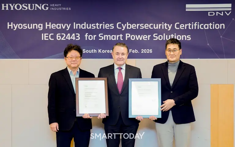 효성중공업이 산업 보안 국제표준 ‘IEC 62443-4-1’ 인증을 획득했다. (사진 왼쪽부터) 한영성 효성중공업 연구소장, 클라스 마르티노스 벤드릭 DNV 디지털개발 최고책임자, 연규찬 효성중공업 그리드솔루션사업담당 전무 (사진제공=효성중공업)