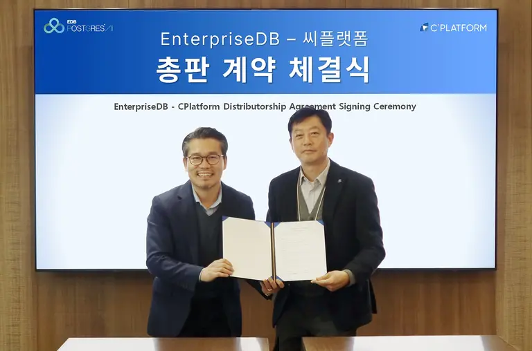 배근태 씨플랫폼 대표(오른쪽)와 김희배 EDB코리아 지사장이 총판 계약 체결 후 기념촬영을 하고 있다.