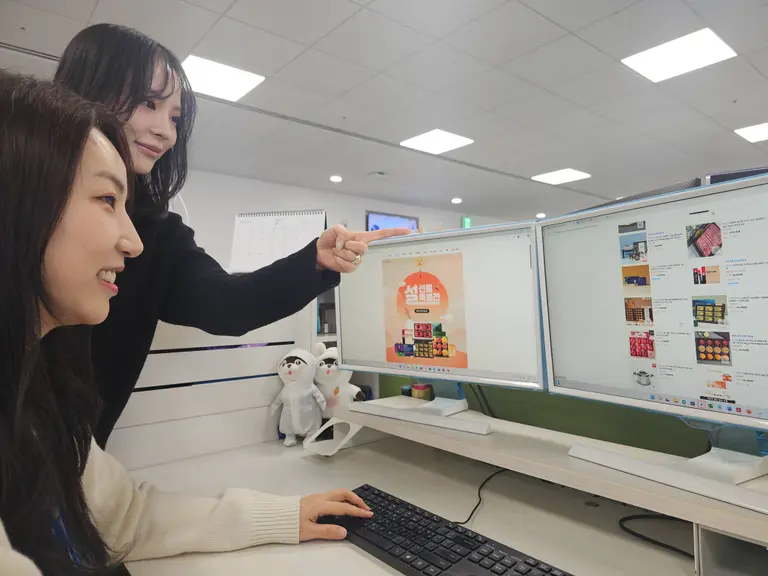 삼성전자 직원들이 설 명절을 앞두고 온라인 장터에서 상품을 구입하는 모습. 삼성 제공
