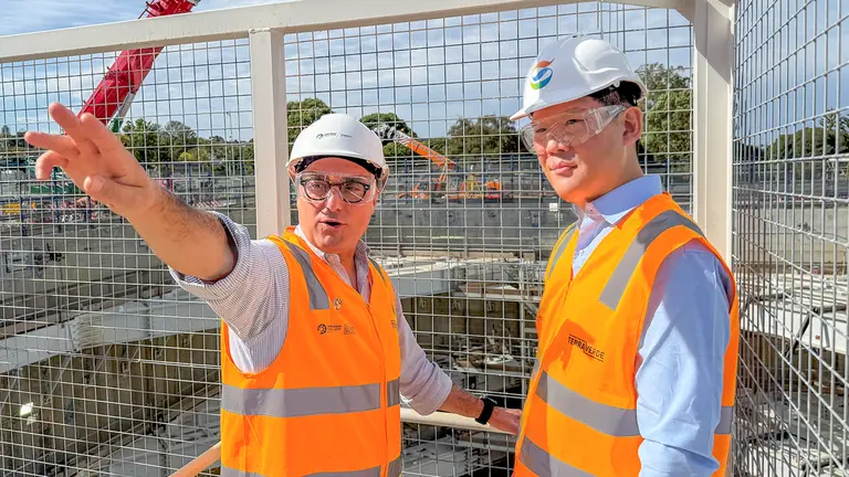 (오른쪽부터) 허윤홍 GS건설 대표이사가 호주 SRL현장을 현지 관계자와 둘러보며 진행 상황을 점검하고 있다. 출처=GS건설 제공