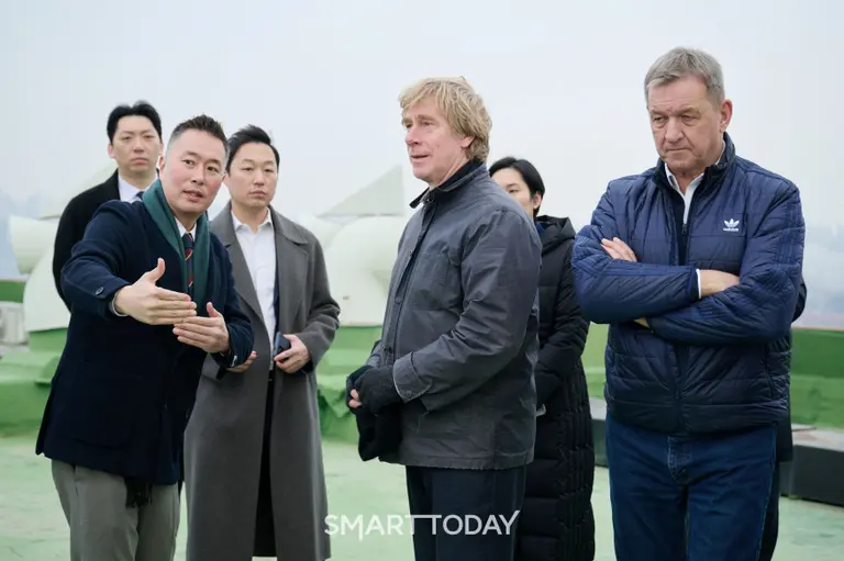  이반 하버 RSHP 공동 창립자(앞줄 가운데)와 벤 워너 아시아 총괄(앞줄 오른쪽)이 압구정 5구역 현장을 살펴보고 있다. (사진제공=현대건설)