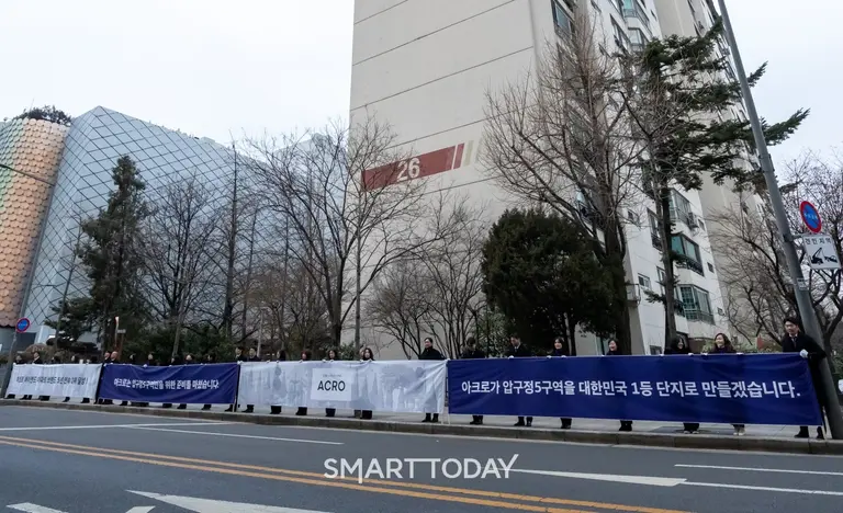 DL이앤씨 임직원들이 10일 오전 서울 강남구 압구정5구역 인근에서 조합원들에게 출근길 인사를 하고 있다. (사진=DL이앤씨)