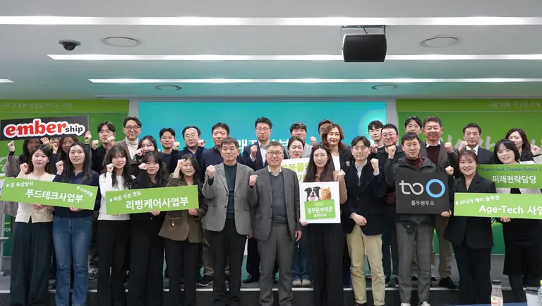 9일 풀무원 수서 본사에서 열린 ‘미래사업부문 신성장 SBU’ 출범식에서 이우봉 총괄CEO(사진 첫 번째 줄 왼쪽 일곱 번째)가 미래사업부문 조직원들과 출범식 행사를 마친 후 기념 촬영을 하고 있다. (사진=풀무원)